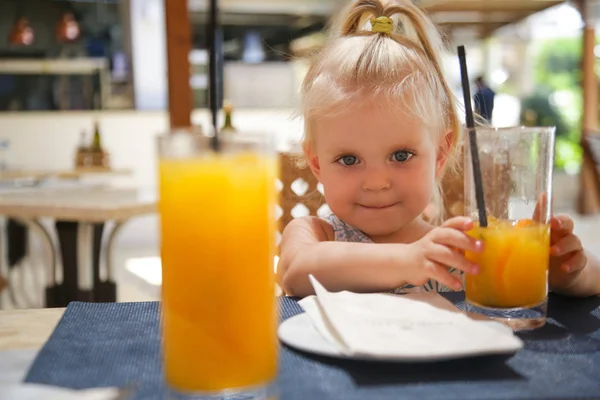 Boldog Kisgyermek Lány Étterem Asztal Iszik Frissen Facsart Narancslé — Stock Fotó