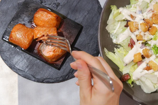 Öğle yemeğinde ton balığı sezar salatası olan kadın