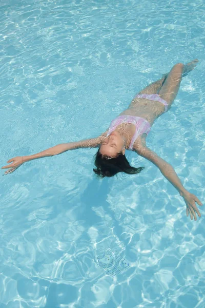 Jeune Femme Flottant Dans Piscine Bikini Rayé Rose Blanc Concept — Photo