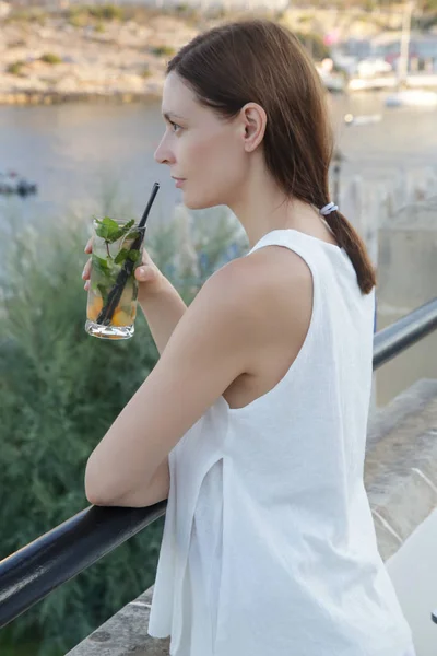 Kvinna Som Håller Ett Glas Nyberedd Mojito Cocktail Och Njuter — Stockfoto