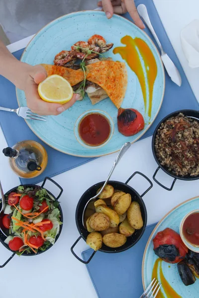 Frau Drückt Zitrone Beim Essen Mediterranen Restaurant Aus — Stockfoto