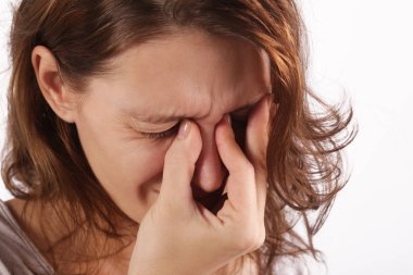 Sinüs Enfeksiyonu (Sinüzit) belirtileri muzdarip genç bir kadının Stüdyo çekim)