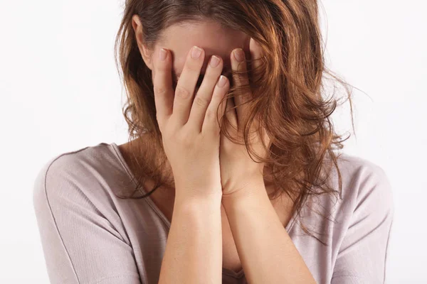 Porträt Einer Depressiven Frau Die Das Gesicht Mit Den Händen — Stockfoto