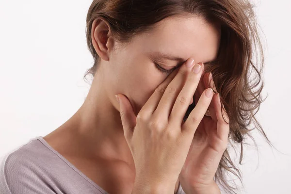 부비동 감염의 증상으로 고통받는 여성의 스튜디오 부비동염 — 스톡 사진