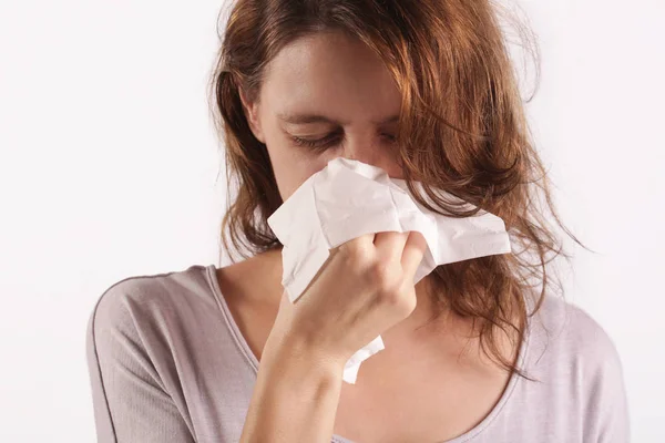 Grippe Erkältung Oder Allergie Studioaufnahme Einer Jungen Frau Mit Allergiesymptomen — Stockfoto