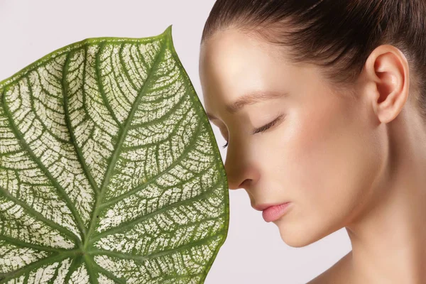 Natural Skin Beauty Concept Studio Shot Beautiful Woman Green Leaf — Stock Photo, Image