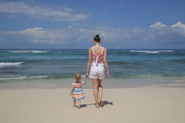 Счастливая Игривая Девочка Наслаждающаяся Пляжным Днем Мамой Концепция Семейного Летнего — стоковое фото