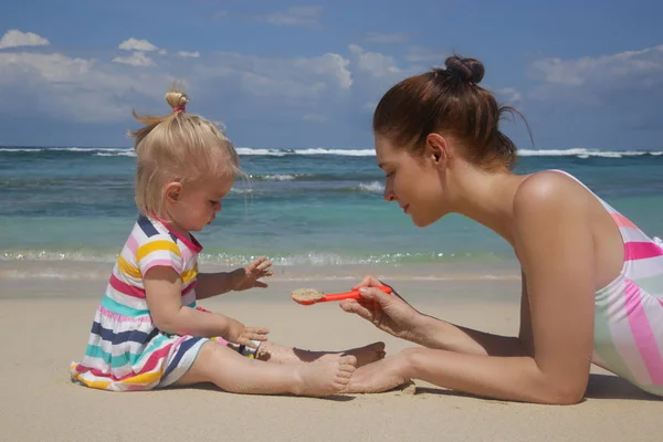 Счастливая Игривая Девочка Наслаждающаяся Пляжным Днем Мамой Концепция Семейного Летнего — стоковое фото