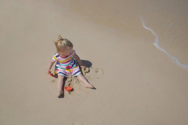 Pequena Menina Brincando Com Areia Praia — Fotografia de Stock
