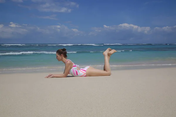 Mulher Maiô Colorido Posando Uma Bela Praia Areia Vazia Perfeito — Fotografia de Stock