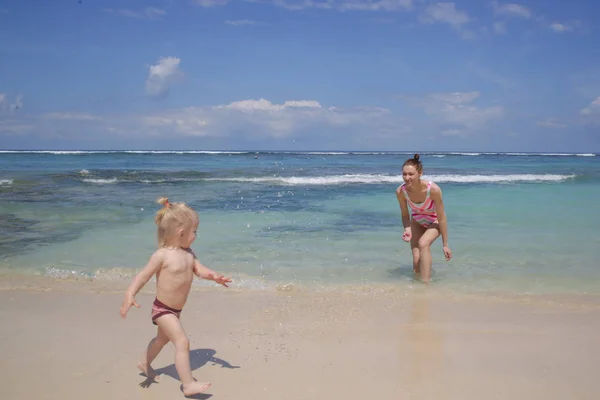 Happy Playful Toddler Girl Enjoying Beach Day Her Mother Family — Stock Photo, Image