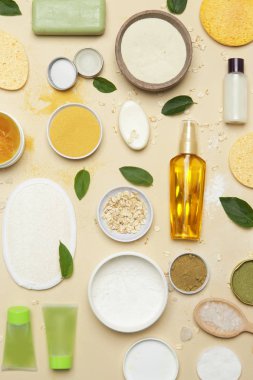 Doğal organik kozmetik düz yatıyordu. Ev spa konsepti. Cilt, vücut ve saç bakım ürünleri.