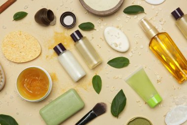 Doğal organik kozmetik düz yatıyordu. Ev spa konsepti. Cilt, vücut ve saç bakım ürünleri.