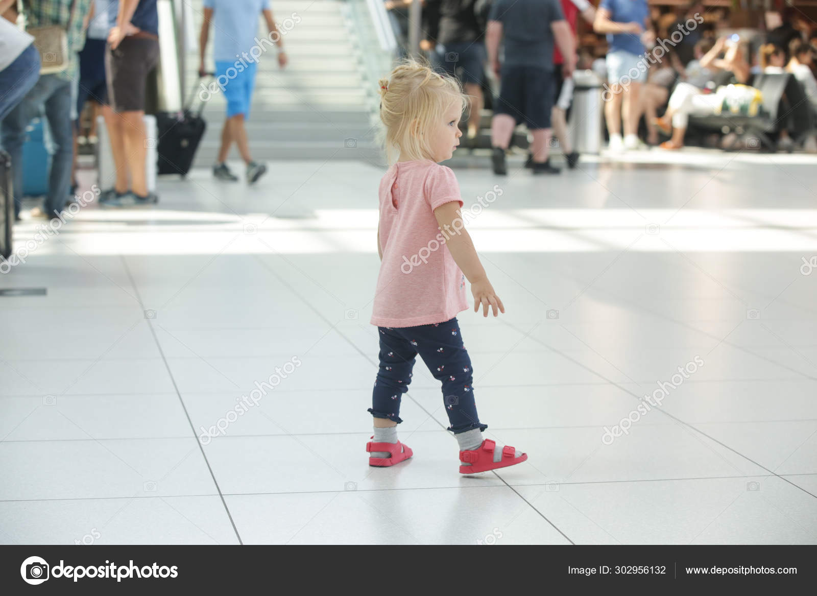 Child Lost Airport Shopping Mall Little Girl Looking Her Parents