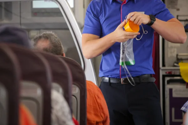 Uçakta güvenlik için uçak kuralları. Uçak biniş talimatları.