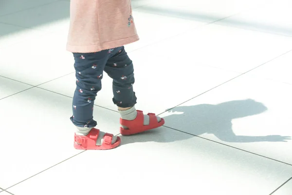 Criança Perdida Aeroporto Shopping Center Menina Procurando Seus Pais — Fotografia de Stock