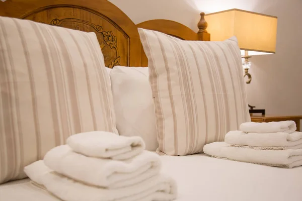 Чисті Рушники Ванни Ліжку Готельному Номері — стокове фото