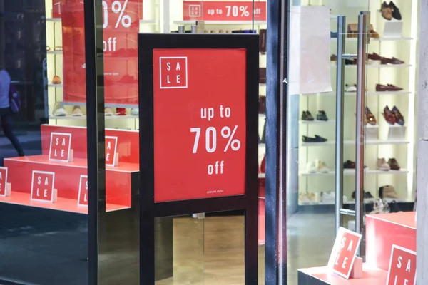 Alışveriş Merkezindeki Vitrinde Kırmızı Satış Tabelaları — Stok fotoğraf