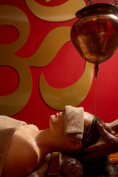 阿育吠陀治疗技术 油滴在女性额头上 一位年轻女子的肖像 在一次阿育吠陀按摩会议上 她的额头和头发上滴着芳香油 — 图库照片