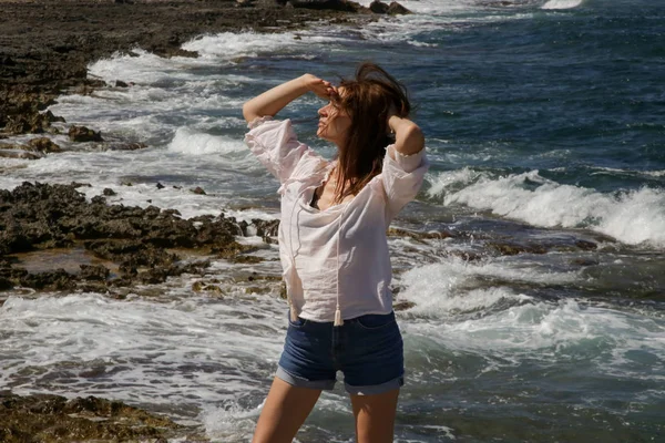 Young Pretty Woman White Linen Shirt Denim Shorts Windy Rocky — Stock Photo, Image