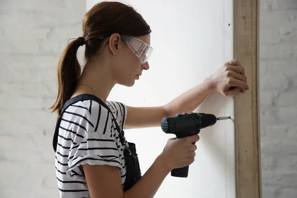 Junge Frau Bohrt Mit Elektroschrauber Schrauben Gipskartonplatten Heimwerkerkonzept — Stockfoto