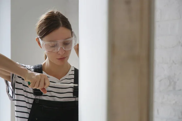 Joven Mujer Perforando Tornillos Placas Yeso Con Destornillador Concepto Mejora — Foto de Stock