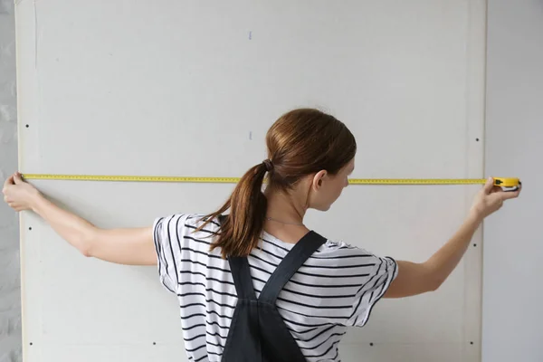 Frau Hält Einen Meter Der Hand Misst Maße Auf Gipskartonplatten — Stockfoto