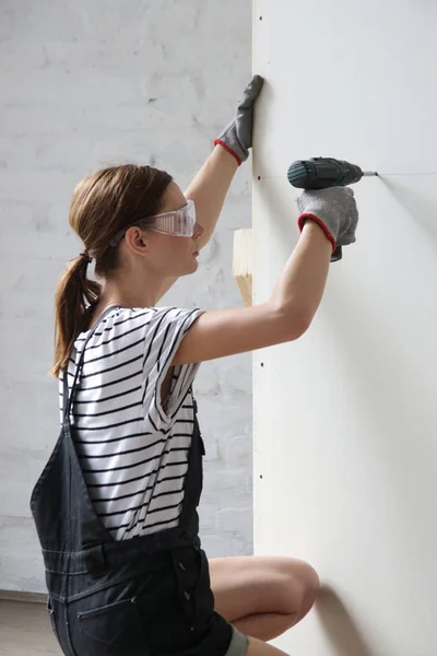 Junge Frau Bohrt Mit Elektroschrauber Schrauben Gipskartonplatten Heimwerkerkonzept — Stockfoto