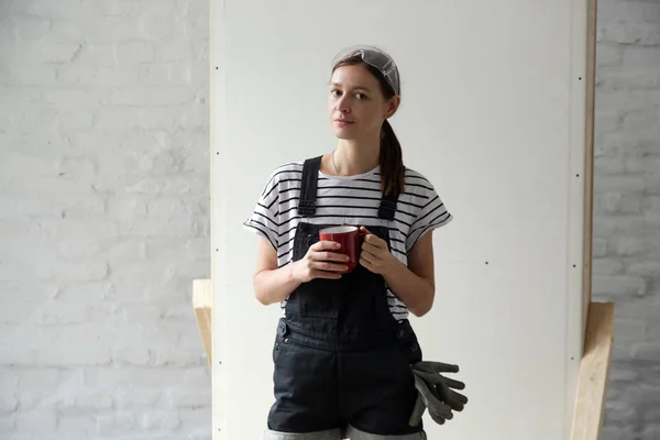 Porträt Einer Jungen Frau Overalls Und Schutzbrille Die Inmitten Eines — Stockfoto