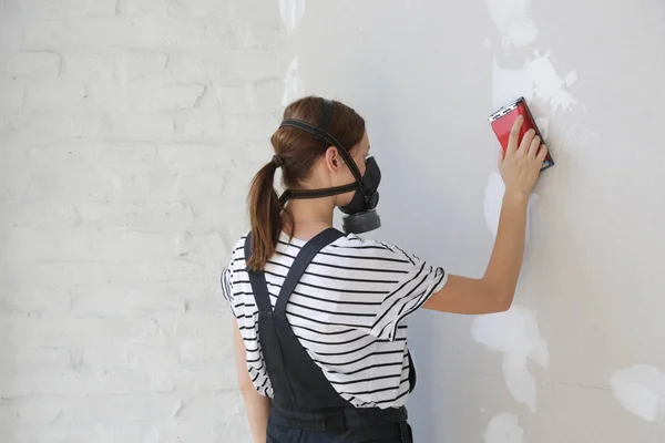 Mujer Joven Que Usa Una Máscara Protectora Contra Polvo Trabajo — Foto de Stock