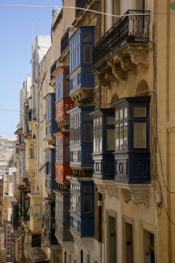 Malta sokak manzarası, Malta Geleneksel renkli balkon