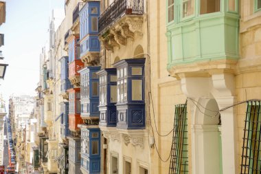 Malta sokak manzarası, Malta Geleneksel renkli balkon