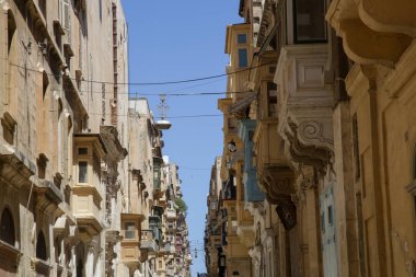 Malta sokak manzarası, Malta Geleneksel renkli balkon
