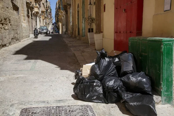Μαύρες Πλαστικές Σακούλες Σκουπιδιών Και Σκουπίδια Στοιβαγμένα Στο Δρόμο — Φωτογραφία Αρχείου