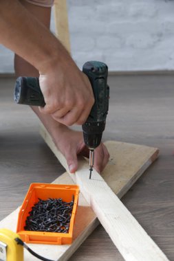 Bir elektrikli tornavida ile tornavida içine delme vidaları Süreci, Diy ev geliştirme kavramı