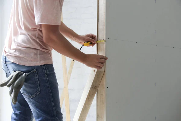 Man Som Innehar Mätare Mäta Dimensioner Gipsskivor Panel Diy Hem — Stockfoto