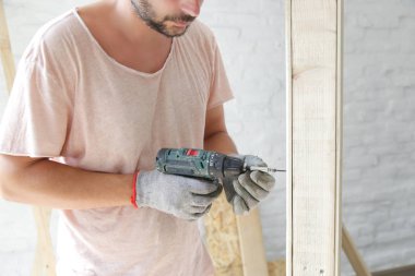 Handyman sondaj vidaları bir elektrikli tornavida ile alçıpan içine, ev geliştirme kavramı