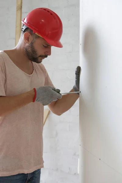 Manusia Mengebor Sekrup Dalam Plasterboard Dengan Obeng Konsep Perbaikan Rumah — Stok Foto