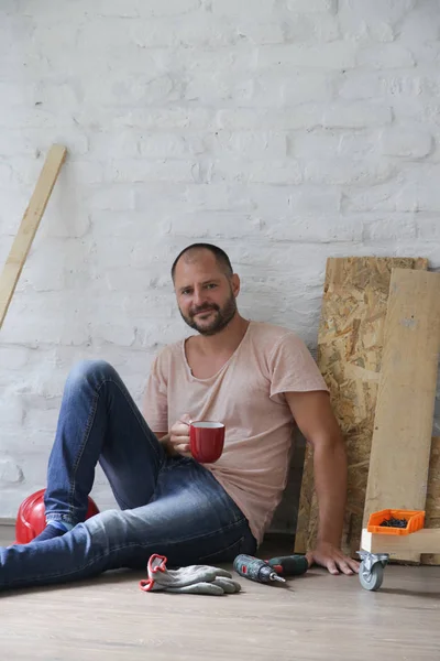 Retrato Homem Fazendo Uma Pausa Meio Projeto Melhoria Casa Diy — Fotografia de Stock