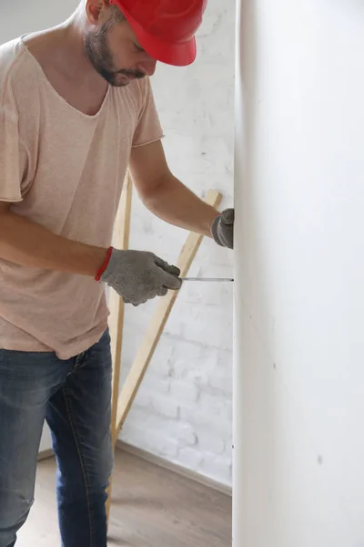 Homem Parafusos Perfuração Gesso Cartão Com Uma Chave Fenda Conceito — Fotografia de Stock