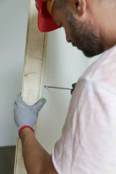 Homem Parafusos Perfuração Gesso Cartão Com Uma Chave Fenda Conceito — Fotografia de Stock