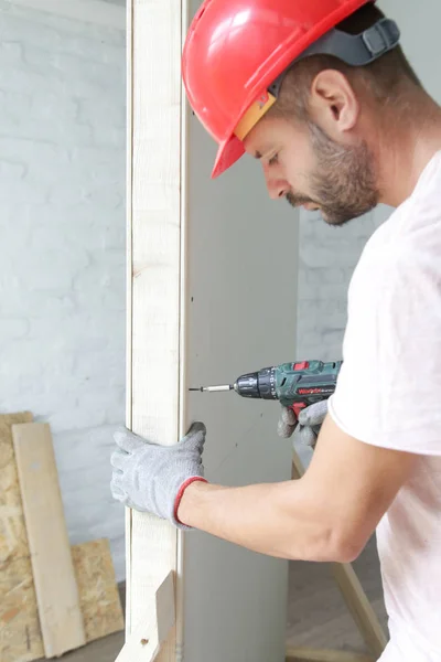 Handyman Mengebor Sekrup Dalam Plasterboard Dengan Obeng Listrik Konsep Perbaikan — Stok Foto