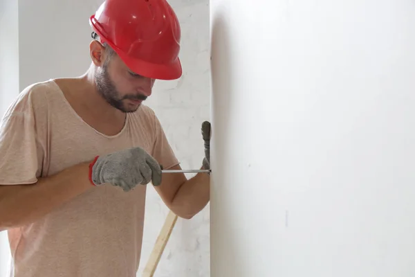 Manusia Mengebor Sekrup Dalam Plasterboard Dengan Obeng Konsep Perbaikan Rumah — Stok Foto