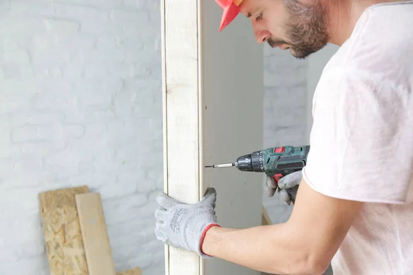 Handyman Parafusos Perfuração Gesso Cartão Com Uma Chave Fenda Elétrica — Fotografia de Stock