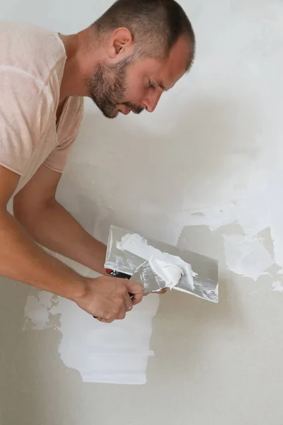 Mann Verputzt Wand Mit Spachtelmesser Befestigung Der Wandoberfläche Und Vorbereitung — Stockfoto