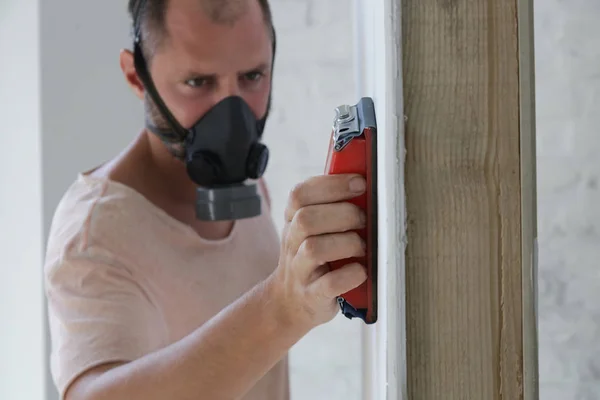 Schleifen Der Wand Mit Einem Schleifblock Nach Der Skimalerei Vorbereitung — Stockfoto