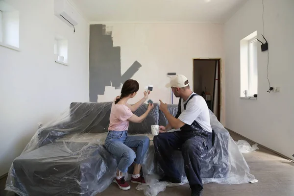 Ein Junges Paar Das Der Renovierung Seiner Neuen Wohnung Arbeitet — Stockfoto