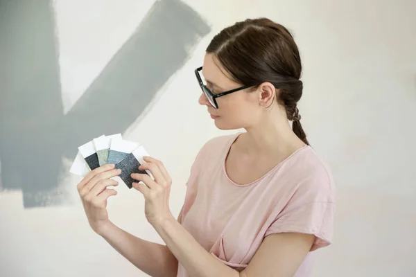 Mujer Joven Eligiendo Tono Perfecto Gris Para Las Paredes Nuevo — Foto de Stock