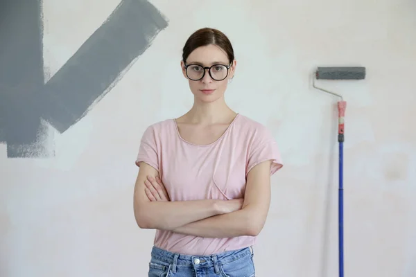 Porträt Einer Jungen Frau Die Inmitten Eines Heimwerkerprojekts Eine Pause — Stockfoto