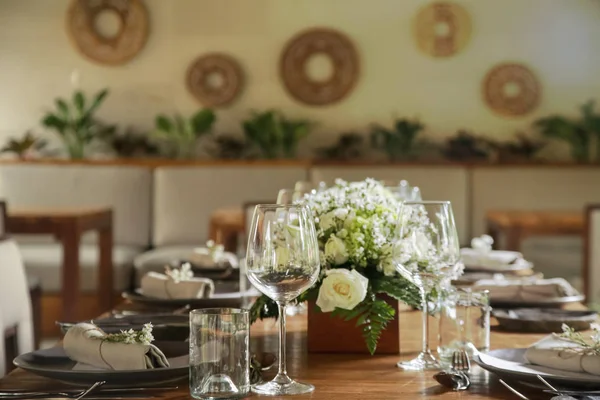 木製のテーブル 白いバラ セラミックプレートの上の美しい配置 ボーホシックな結婚式のテーブルの設定 — ストック写真